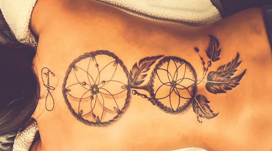 tatovering af drømmefanger på en kvindes ryg